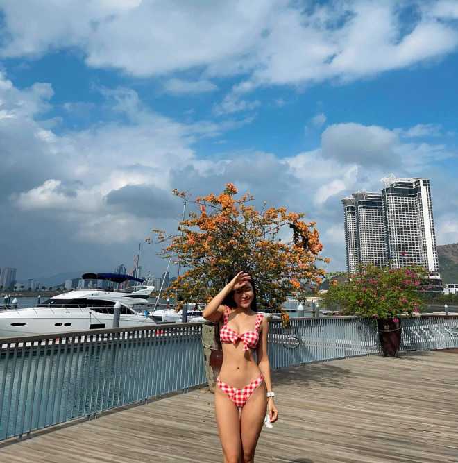 Bạn gái Văn Lâm thoải mái tạo dáng với Bikini