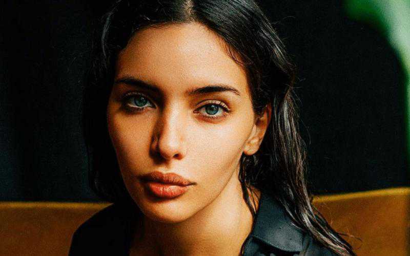 Đôi mắt xanh “đẹp lạ” của người mẫu Sara Arfaoui