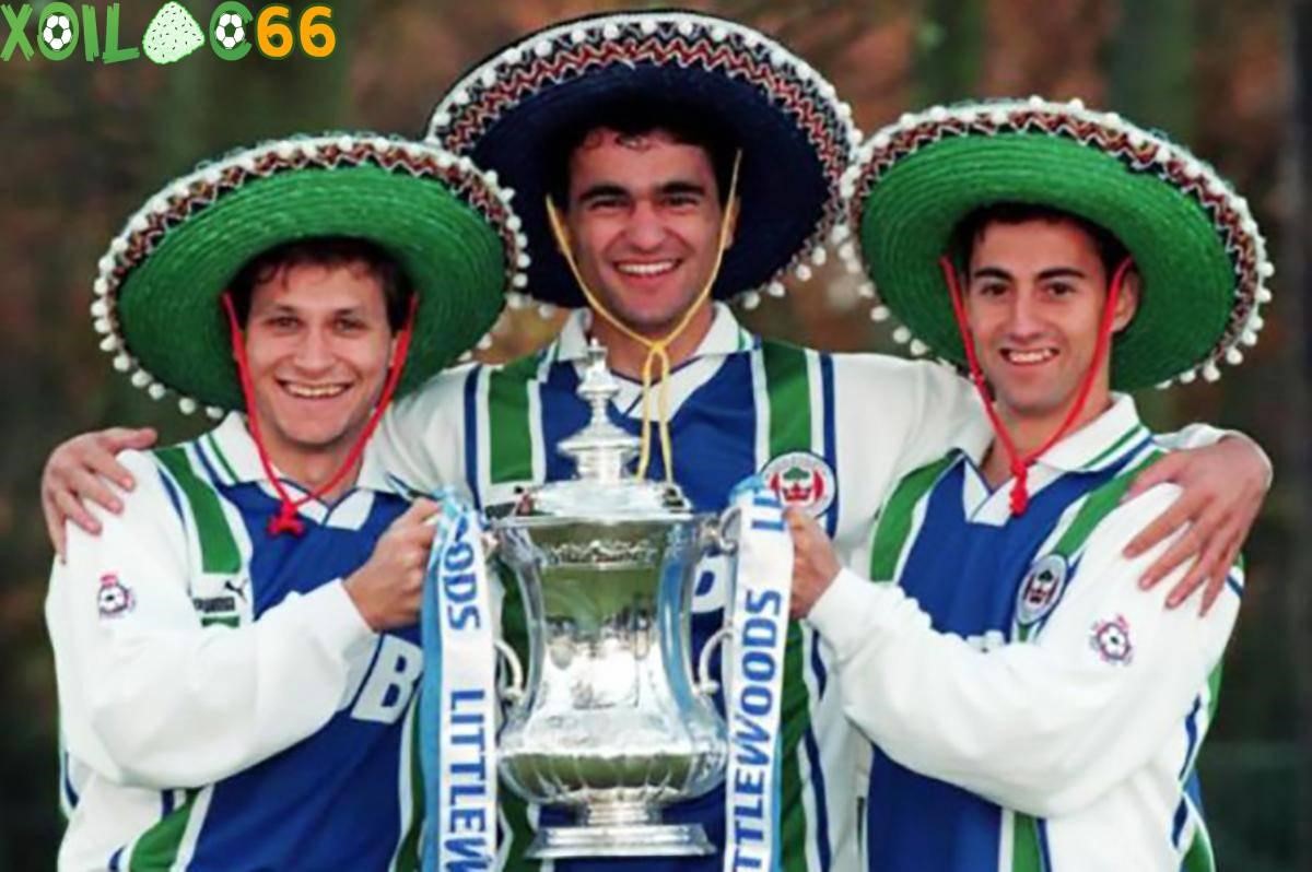 Roberto Martinez (giữa) khi thi đấu cho Wigan Athletic